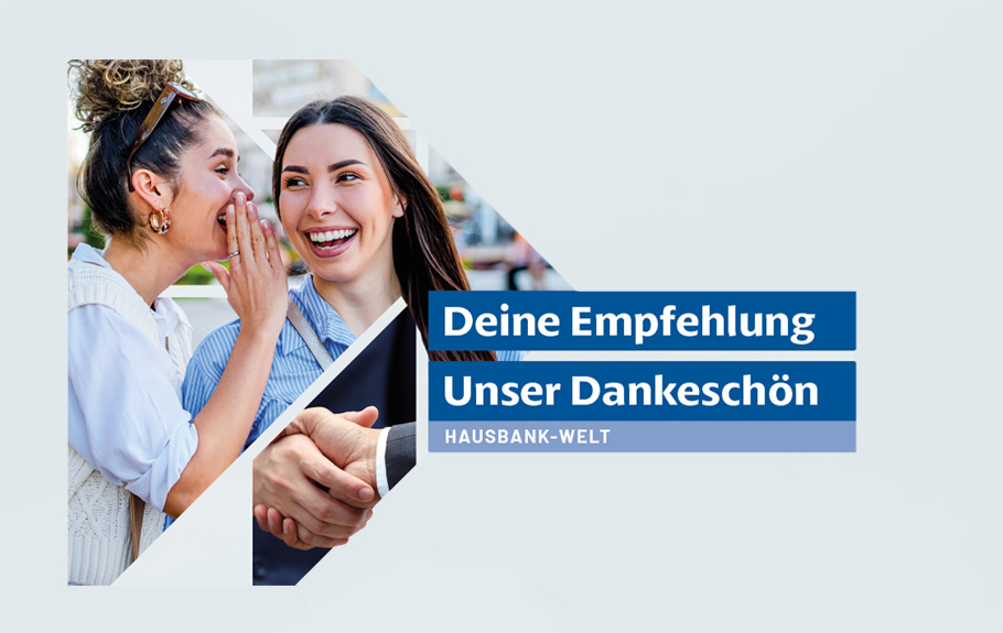 Zwei junge Frauen sind zu sehen, die eine flüstert der anderen Frau ins Ohr - als Text steht Deine Empfehlung unser Dankeschön darunter Hausbank-Welt