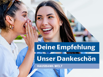 Junge Dame flüster einer anderen Dame etwas ins Ohr