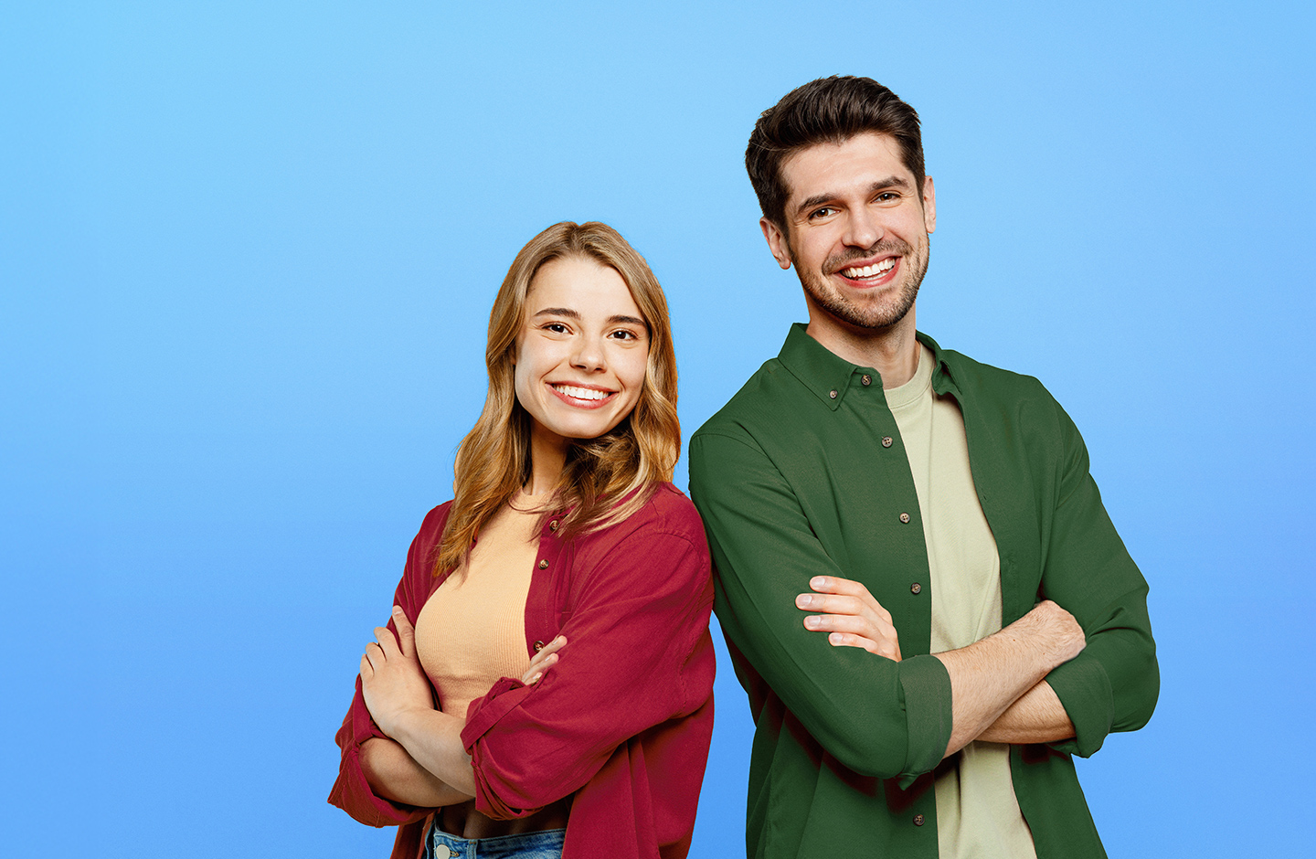 Ein Pärchen lächelt in die Kamera