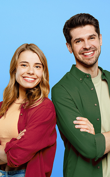 Ein junger Mann und eine junge Frau lachen in die Kamera