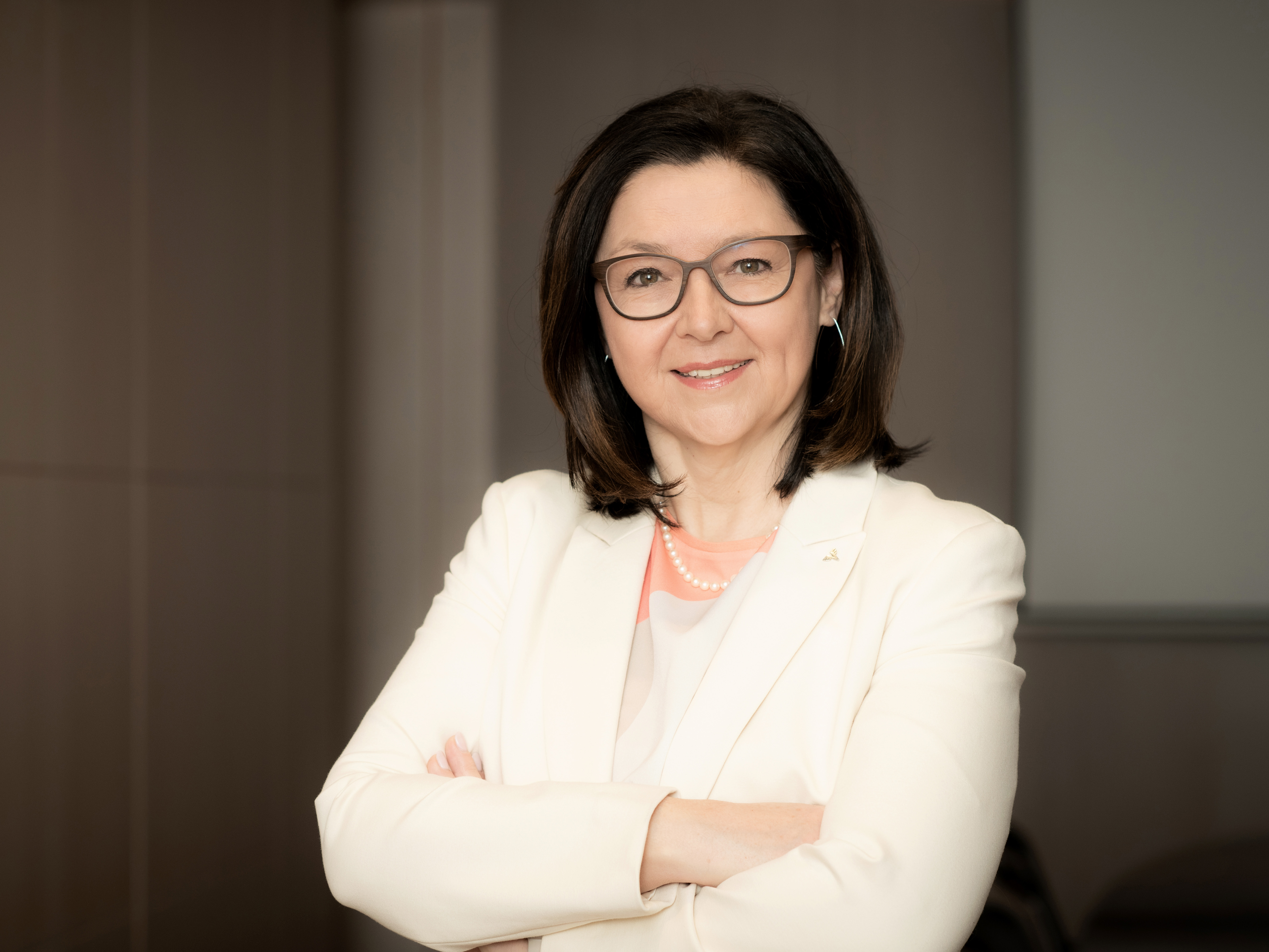 monika cisar-leibetseder im portrait mit verschränkten Händen, foto von christa strobl