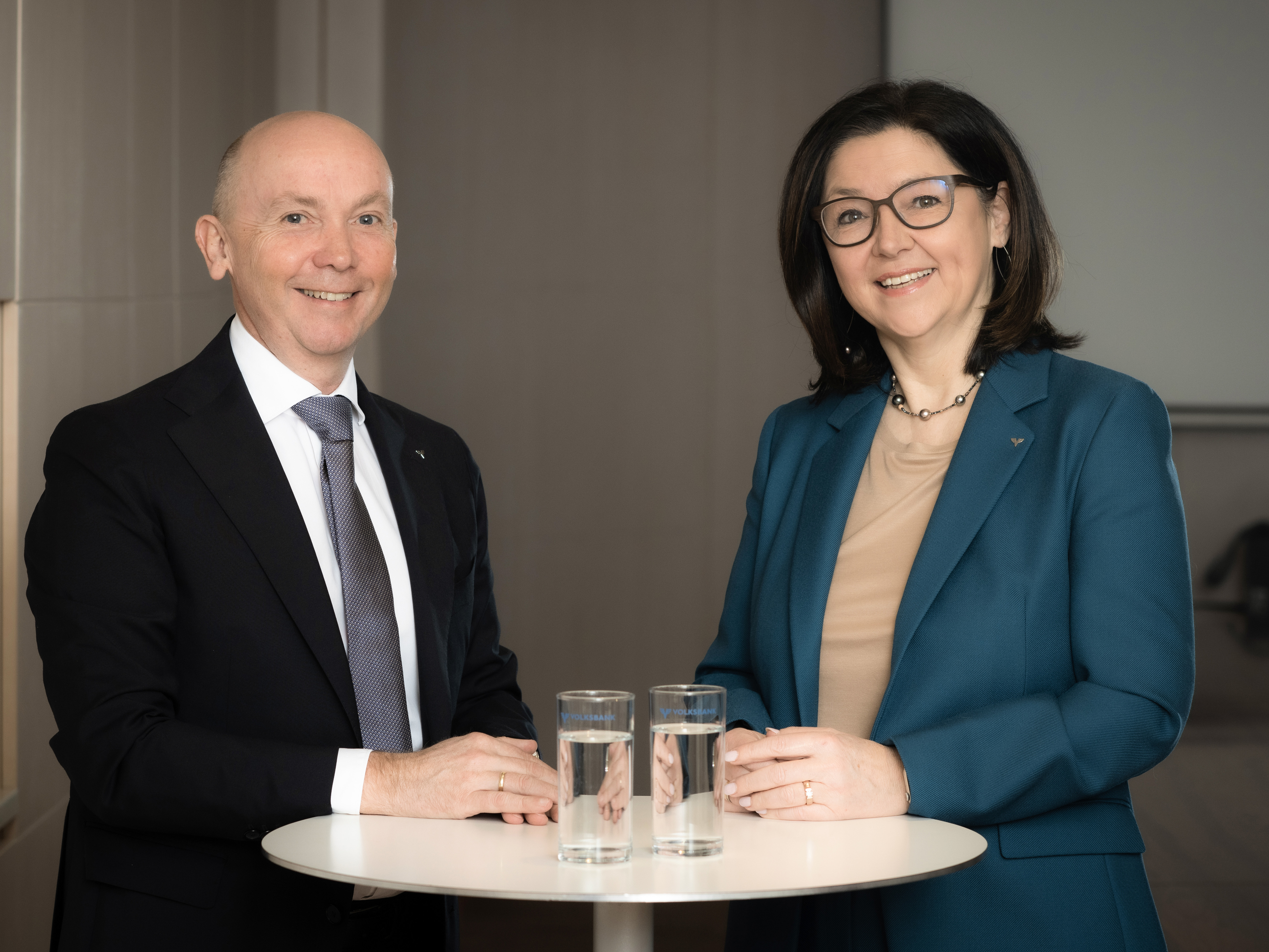 vorstandsteam direktor hannes zwanzger und generaldirektorin monika cisar-leibetseder an einem stehtisch, foto von christa strobl