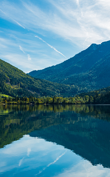 Ein See umgeben von einer Berglandschaft