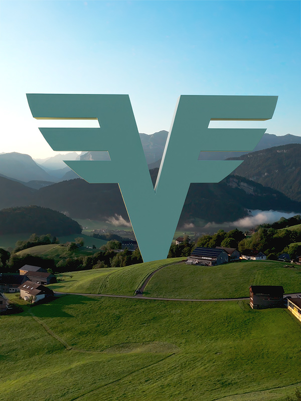 Eine Landschaft mit saftigen Wiesen und Berge und im Bild ist ein großer grüner Volksbank-Flügel eingebaut